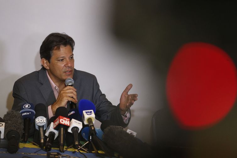 O candidato à presidência, Fernando Haddad conversa com jornalistas após encontro com Congregação das Igrejas Evangélicas, no hotel Porto Bay Copacabana, na zona sul da cidade.