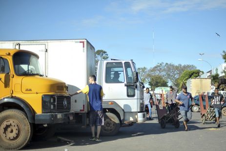 No Ceasa-DF, movimentação de descarga de hortifruti. 