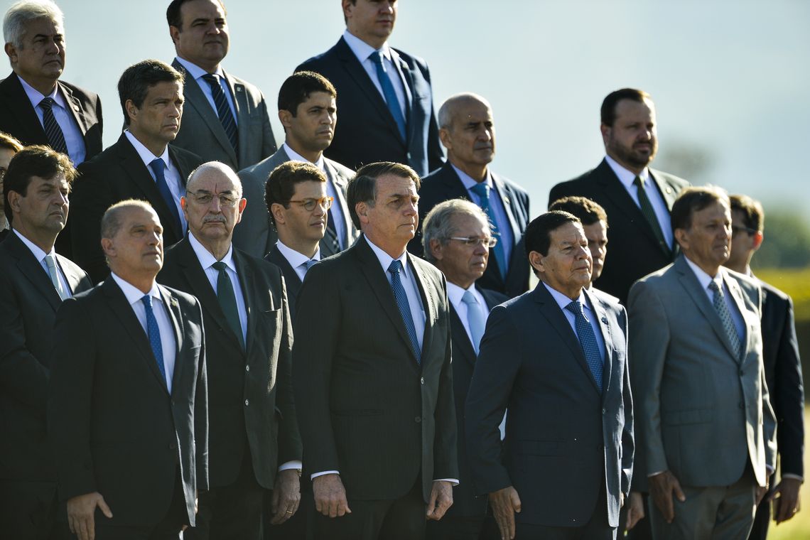 Marcelo Camargo/Agência Brasil O presidente Jair Bolsonaro, o vice-presidente Hamilton Mourão e ministros, participam de cerimônia de hasteamento da bandeira, no Palácio da Alvorada.