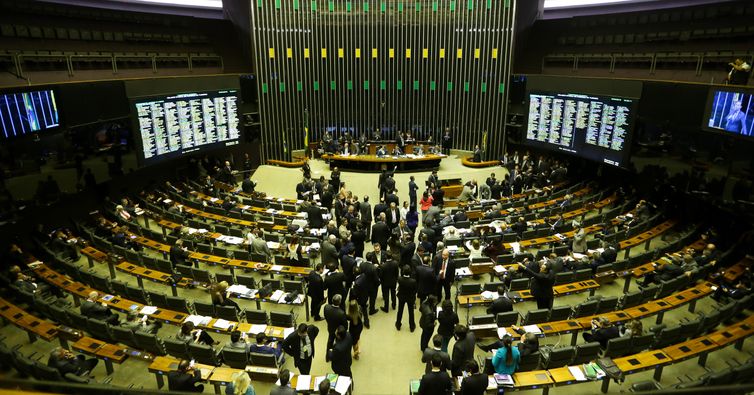 Eunício Oliveira preside sessão do Congresso Nacional para analisar veto a programa de microcrédito e projetos de crédito suplementar para o Orçamento de 2018. 