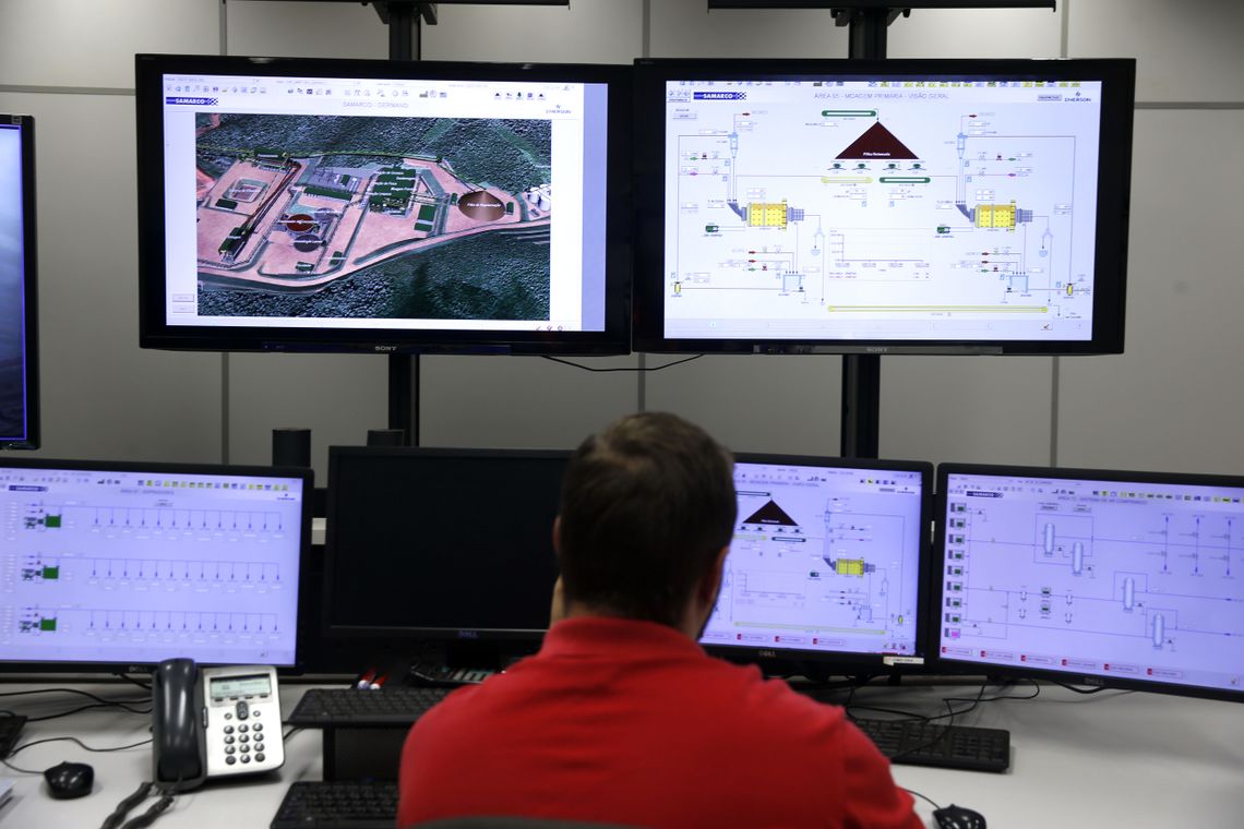 Tânia Rêgo/Agência Brasil Sala de controle e monitoramento de acidentes da mineradora Samarco.