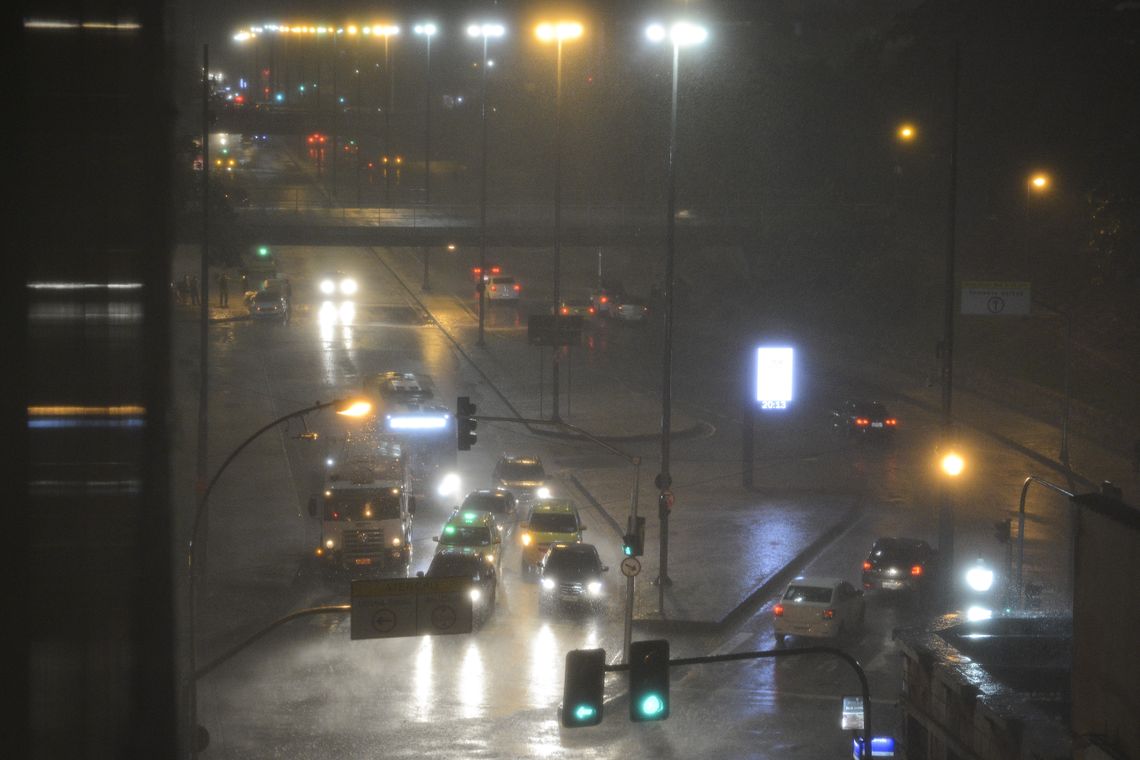  Vista do Centro da cidade, durante chuva forte que atinge diversos bairros e deixa cidade em estágio de atenção
