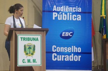 Beth Begonha, apresentadora da Rádio Nacional da Amazônia, mestre de cerimônias da Audiência Pública (Foto: Arquivo Câmara Municipal de Marabá)
