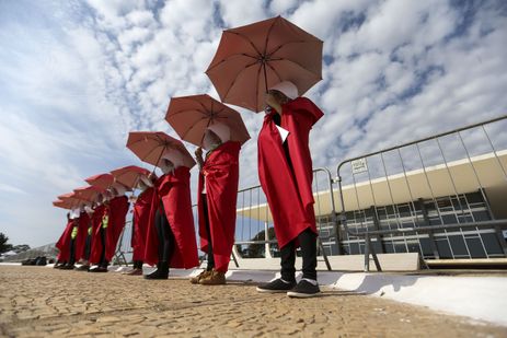Grupo faz ato em defesa dos direitos reprodutivos e sexuais das mulheres, em frente ao Supremo Tribunal Federal, que realiza audiência pública sobre descriminalização do aborto. 