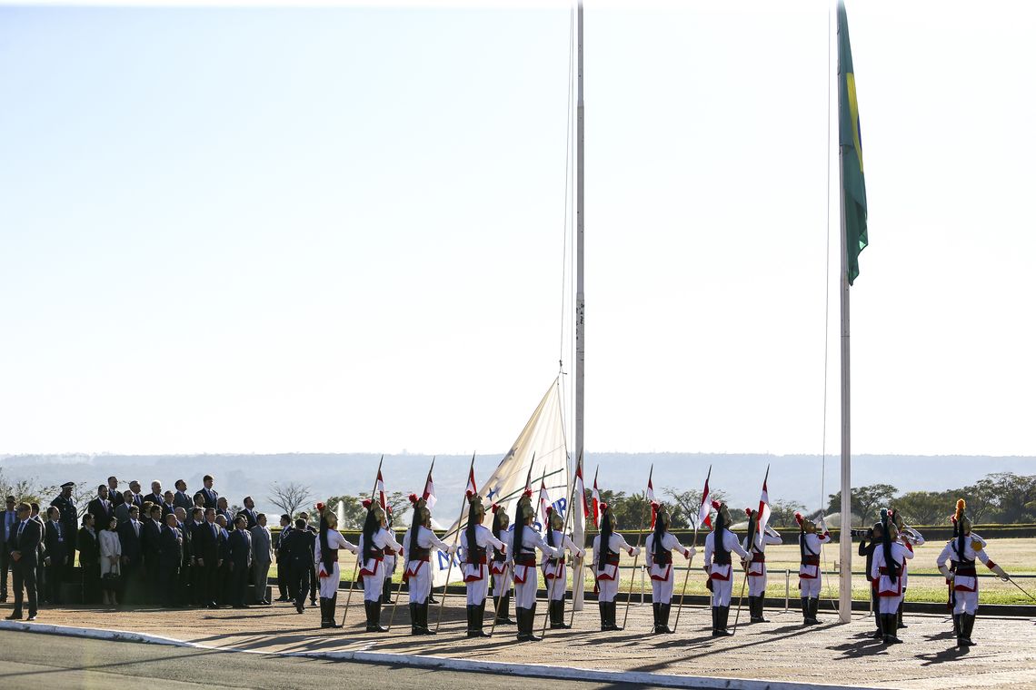 Marcelo Camargo/Agência Brasil O presidente Jair Bolsonaro, o vice-presidente Hamilton Mourão e ministros, participam de cerimônia de hastiamento da bandeira, no Palácio da Alvorada.