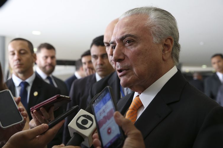 O presidente Michel Temer, fala à imprensa, durante cerimônia de entrega de cartas credenciais de novos embaixadores no Brasil, no Palácio do Planalto
