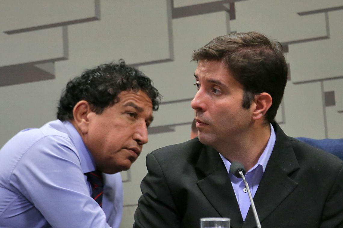 Fabio Rodrigues Pozzebom/Agência Brasil O ex-técnico da seleção brasileira de ginástica olímpica Fernando de Carvalho Lopes depõe na CPI dos maus-tratos. Ele é acusado de abuso sexual por cerca 40 atletas e ex-atletas. À esquerda, o presidente da CPI, senador Magno Malta.