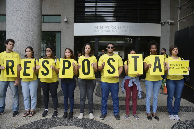 Anistia Internacional faz ato em frente ao Ministério Público Estadual pressionando pela resolução do assassinato da vereadora Marielle Franco e de seu motorista, Anderson Gomes. A morte da vereadora completa três meses amanhã (14).