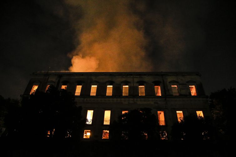 Um incêndio de proporções ainda incalculáveis atingiu, no começo da noite deste domingo (2), o Museu Nacional do Rio de Janeiro, na Quinta da Boa Vista, em São Cristóvão, na zona norte da capital fluminense