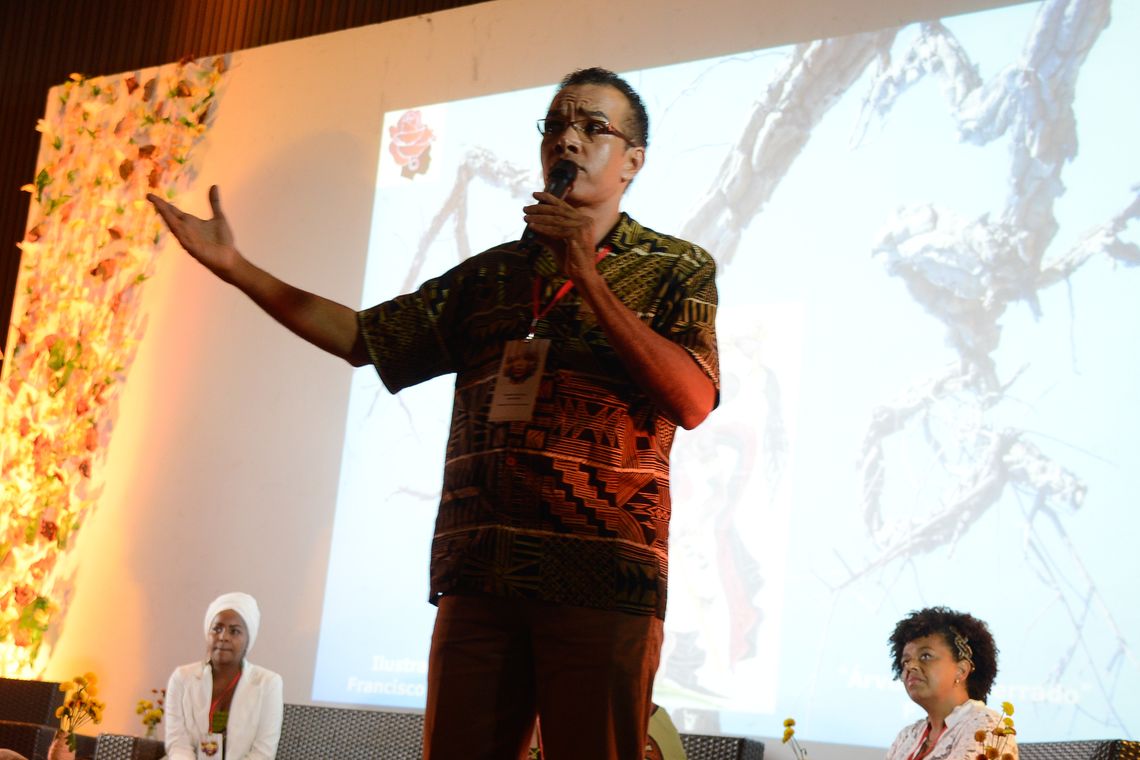 Valter Campanto/Agência Brasil O turismólogo, especialista em Baobás, Fernando Batista (PE),durante palestra Territórios Negros, fontes de sabedoria ancestral, no Festival Latinidades 2014 (Valter Campanato/Agência Brasil)