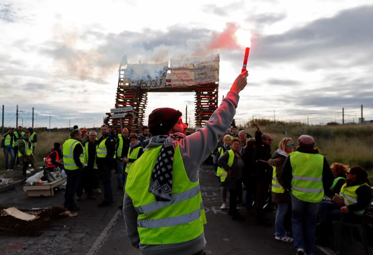 Manifestantes dos coletes amarelos bloqueiam o acesso a uma refinaria de petróleo em Frontignan (França).