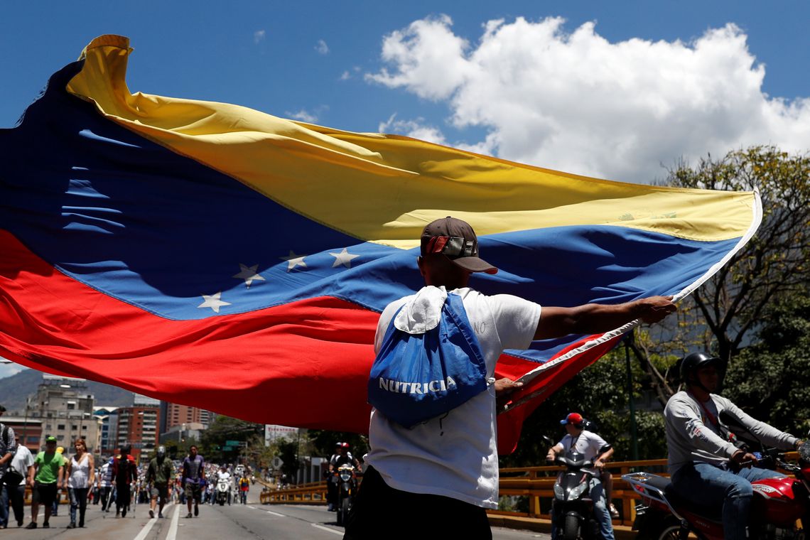 Os defensores do lÃ­der da oposiÃ§Ã£o venezuelana Juan Guaido, que muitas naÃ§Ãµes reconheceram como legÃ­timo governante interino do paÃ­s, participam de uma manifestaÃ§Ã£o contra o governo do presidente venezuelano NicolÃ¡s Maduro em Caracas