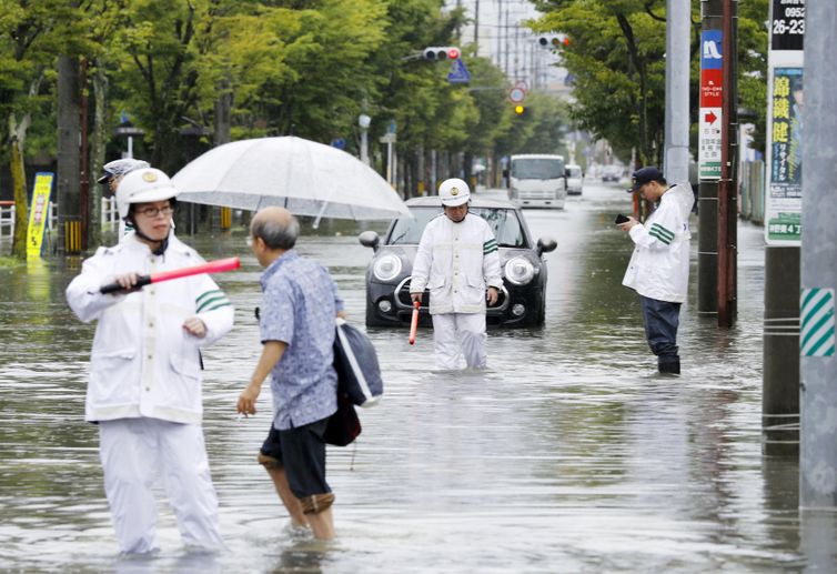 Reuters/KYODO/Direitos Reservados Policiais checam uma rua submersa em uma área inundada em Saga, província de Saga, sul do Japão, 28 de agosto de 2019