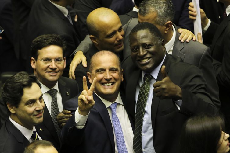 O ministro da Casa Civil, Onyx Lorenzoni, e o deputado federal Hélio Bolsonaro, durante a sessão de discussão da proposta de emenda à Constituição (PEC) que reforma a Previdência.