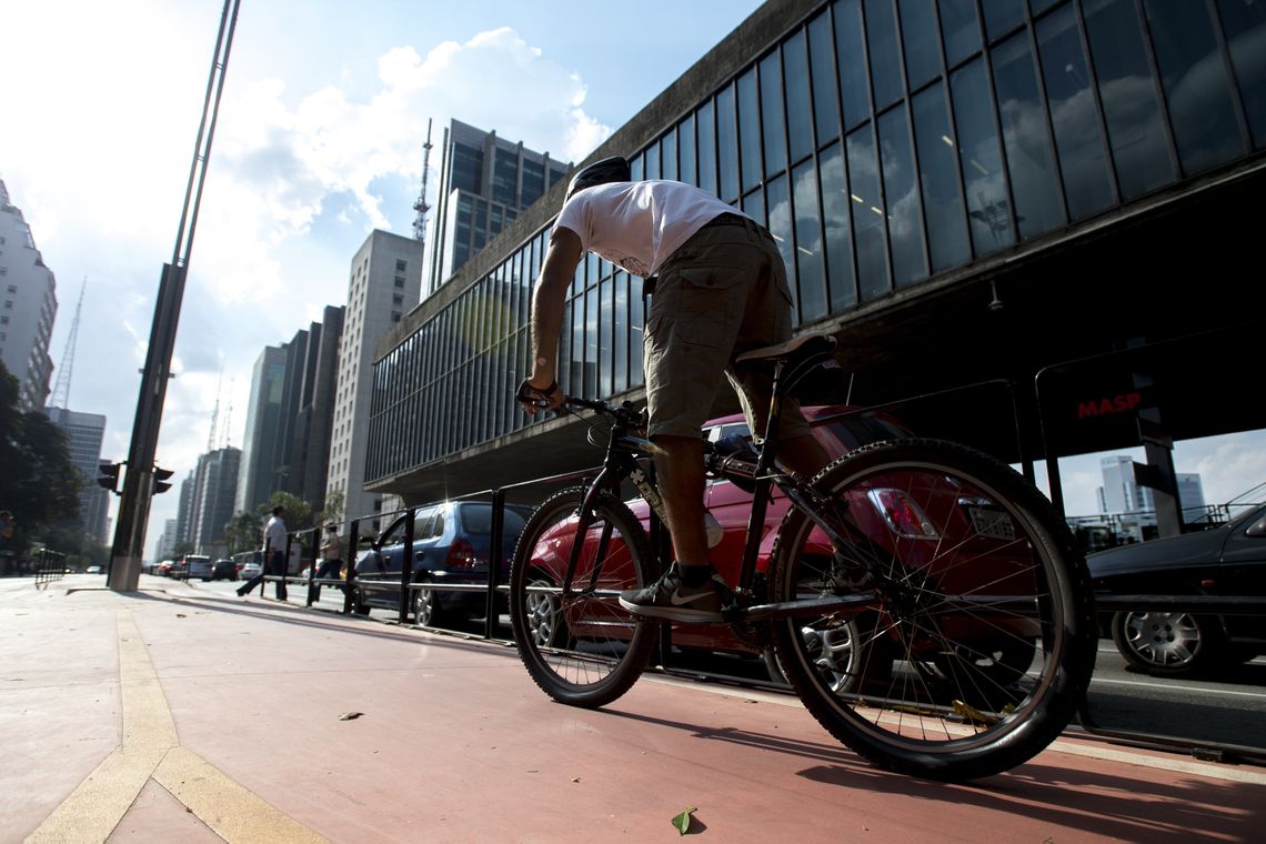 Marcelo Camargo/Agência Brasil Com 2,7 quilômetros de extensão e ligação com 11 outras ciclovias, a ciclovia da Avenida Paulista permite que o ciclista percorra vias exclusivas da Zona Oeste até a Zona Sul da cidade (Marcelo Camargo/Agência Brasil)