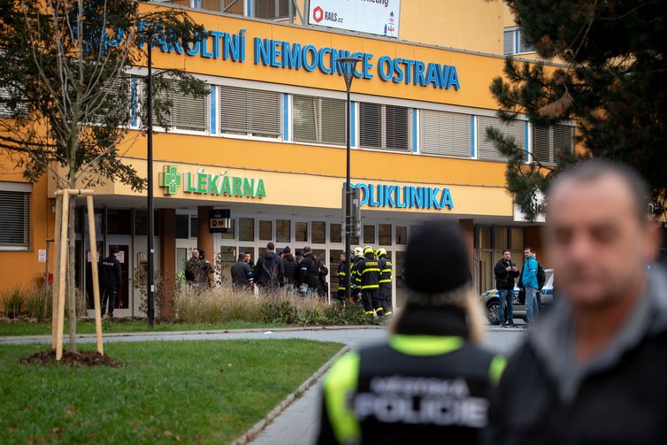 Police officers stand guard near the site of a shooting in front of a hospital in Ostrava, Czech Republic, December 10, 2019.   REUTERS/Lukas Kabon