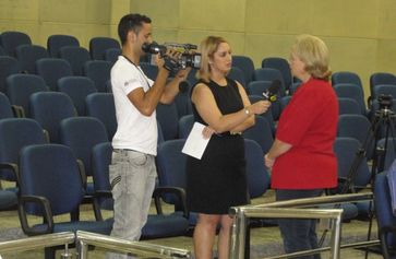 A presidenta do Conselho Curador, Ana Fleck, concede entrevista a uma emissora local de televisão (Foto: Luciana Couto/Rádio Nacional da Amazônia)
