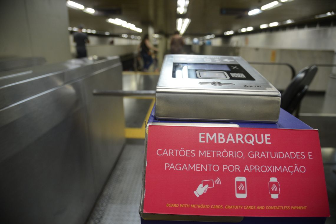 Fernando Frazão/Agência Brasil Metrô Rio lança serviço de pagamento da tarifa por tecnologia de aproximação, com cartões, celulares e outros dispositivos, diretamente nas catracas de embarque das estações.