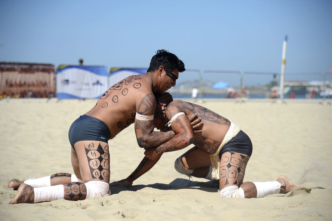 Tânia Rêgo/Agência Brasil Rio de Janeiro - Apresentação sociocultural de esporte indígena na Arena Esporte e Lazer do Ministério do Esporte, na Praia de Copacabana. Na foto, ritual Bakairi e Tadaimpâdyly, luta corporal do povo Bakairi do Mato Grosso (Tânia Rêgo