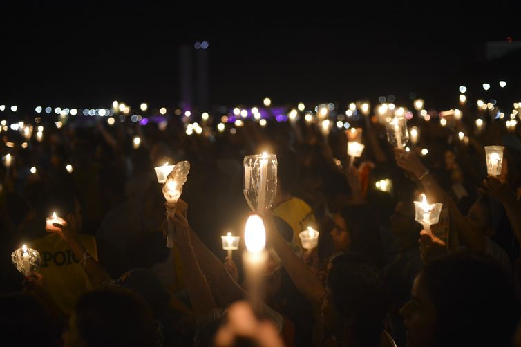 Arquidiocese de Brasília realiza procissão durante Festa da Padroeira - Nossa Senhora Aparecida, na Esplanada dos Ministérios