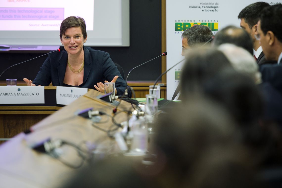 Marcelo Camargo/Agência Brasil Brasília - A economista e PhD americana Mariana Mazzucato apresenta ao ministro da Ciência, Tecnologia e Inovação, Celso Pansera, os resultados do estudo sobre incentivo à inovação (Marcelo Camargo/Agência Brasil)