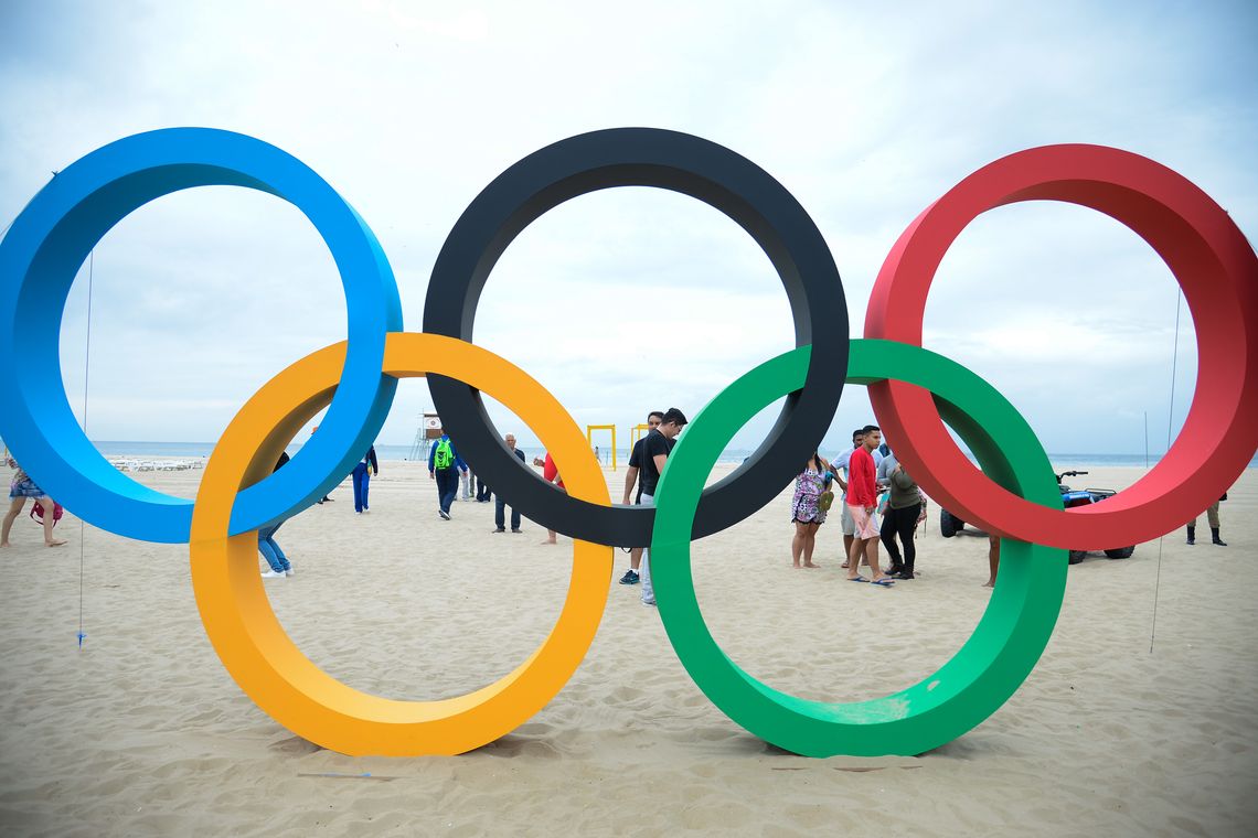 Tomaz Silva/Agência Brasil Rio de Janeiro – Escultura dos aros olímpicos, feita de plástico reciclado, é revelada ao público na Praia de Copacabana (Tomaz Silva/Agência Brasil)