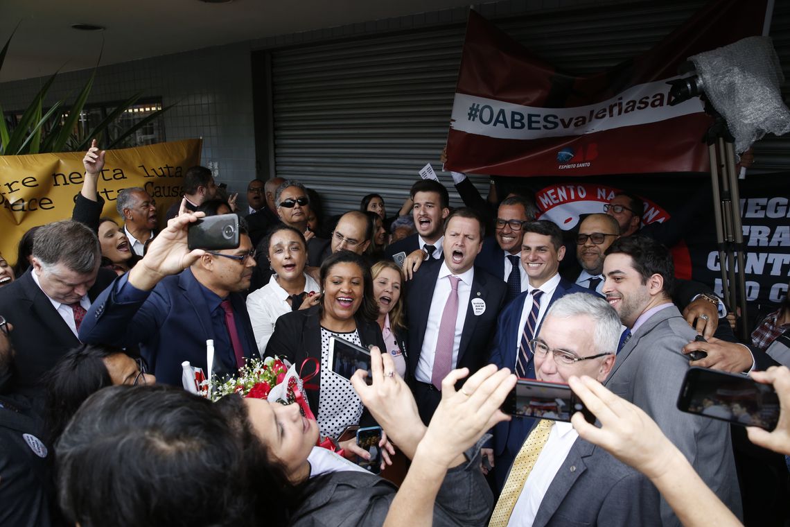 Fernando Frazão/Agência Brasil Advogados e representantes da OAB participam de ato de desagravo à advogada Valéria Lúcia dos Santos, que foi algemada e presa durante uma audiência no exercício da profissão, em frente ao Fórum de Duque de Caxias.
