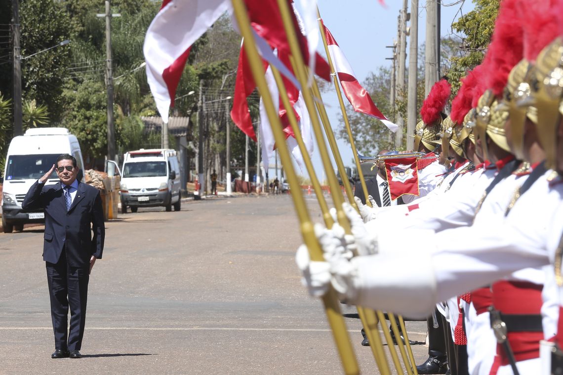 Antonio Cruz/Agência Brasil O presidente em exercício, Hamilton Mourão, participa da cerimônia de despedida do serviço ativo do Exército, do porta-voz da Presidência da República, Otávio Rêgo Barros no batalhão do 1º Regimento de Cavalaria de Guardas