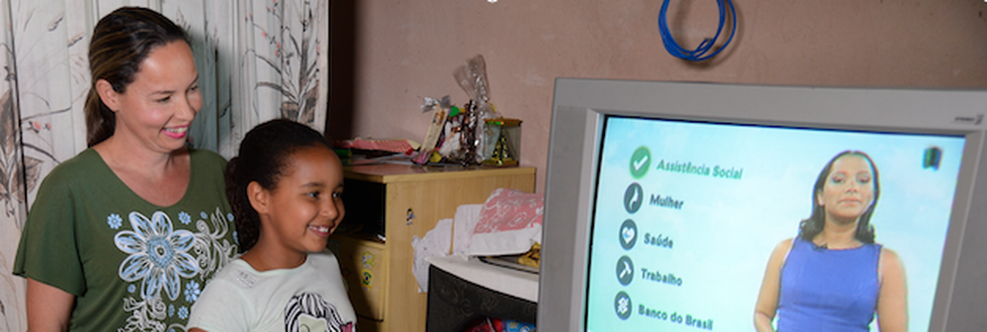 Projeto Brasil 4D Dona Yvanir e filha interagem com os conteúdos interativos do projeto