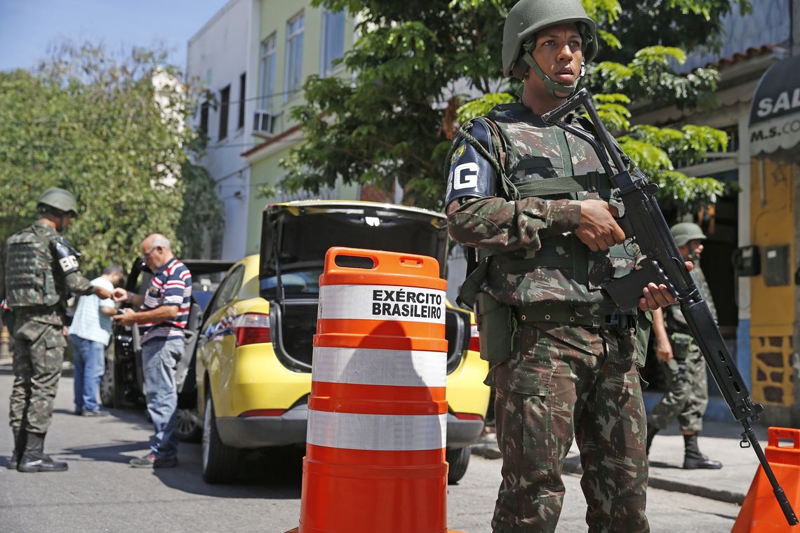Tânia Rêgo Rio de Janeiro - Operação feita pelas polícias Civil e Militar, com o apoio das Forças Armadas, da Força Nacional de Segurança e da Polícia Federal, no Morro dos Macacos, em Vila Isabel, zona norte do Rio. (Foto: Tânia Rêgo/Agência Brasil)
