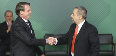 O presidente Jair Bolsonaro dá posse ao novo ministro da Educação, Abraham Weintraub, em cerimônia no Palácio do Planalto.