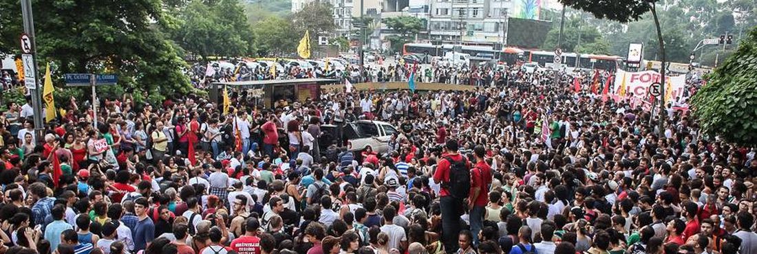 Protesto contra aumento de tarifa de ônibus em São Paulo Concentração dos manifestantes contra o aumento da tarifa de ônibus na Praça do Ciclista, em São Paulo