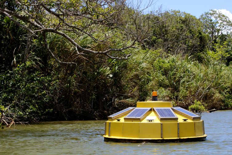  Ponto de coleta de dados para monitoramento da qualidade da água na foz do rio Doce, distrito de Regência