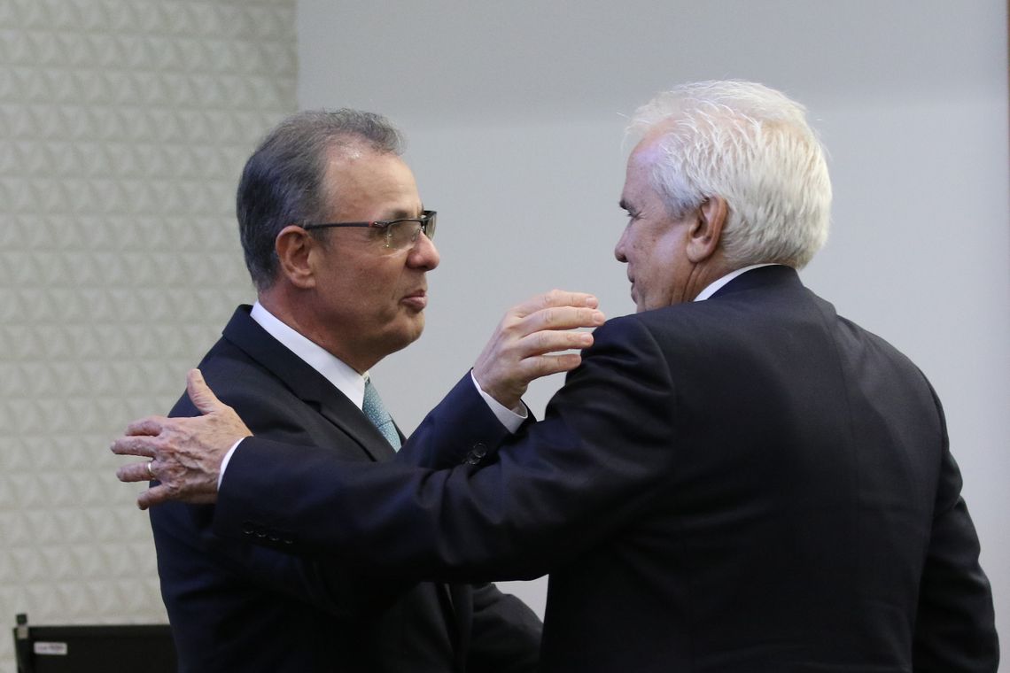 Fabio Rodrigues Pozzebom/Agência Brasil O ministro de Minas e Energia, Bento Albuquerque, e o presidente da Petrobras, Roberto Castello Branco, durante assinatura no Cade de Termo de Cessação de Conduta (TCC) relacionado às atividades de refino da Petrobras.