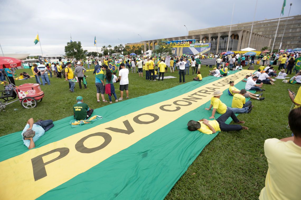 Fabio Rodrigues Pozzebom/Agência Brasil Brasília - Manifestantes contra Lula protestam na Esplanada dos Ministérios. O STF julga o pedido do ex-presidente para não ser preso até se esgotarem os recursos na Justiça (Fabio Rodrigues Pozzebom/Agência Brasil)
