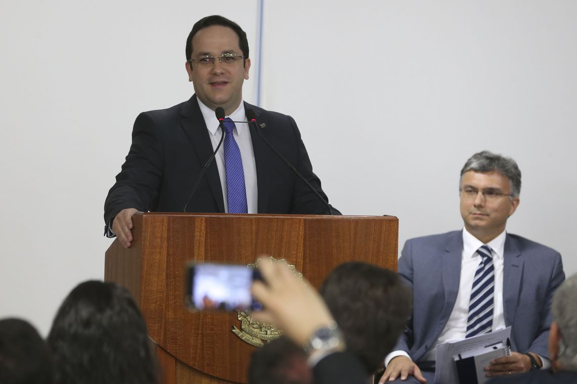 Valter Campanato/Agência Brasil O ministro interino da Educação, Henrique Sartori, discursa na cerimônia de assinatura da MP que cria a Agência Brasileira de Museus, e da MP que visa Estimular Doações Privadas para Projetos de Interesse Público.