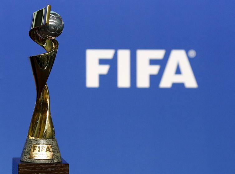 Ruben Sprich/REUTERS Troféu da Copa do Mundo de Futebol Feminino.