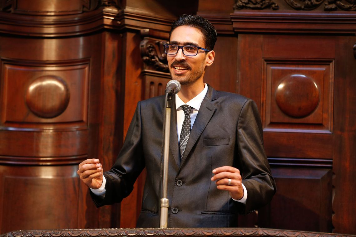 Tânia Rêgo/Agência Brasil Rio de Janeiro - Mohamed Ali Kenawy, imigrante sírio agredido em Copacabana recebe o título de cidadão fluminense, no Palácio Tiradentes, sede da Assembleia Legislativa do Estado do Rio de Janeiro (Tânia Rêgo/Agência Brasil)