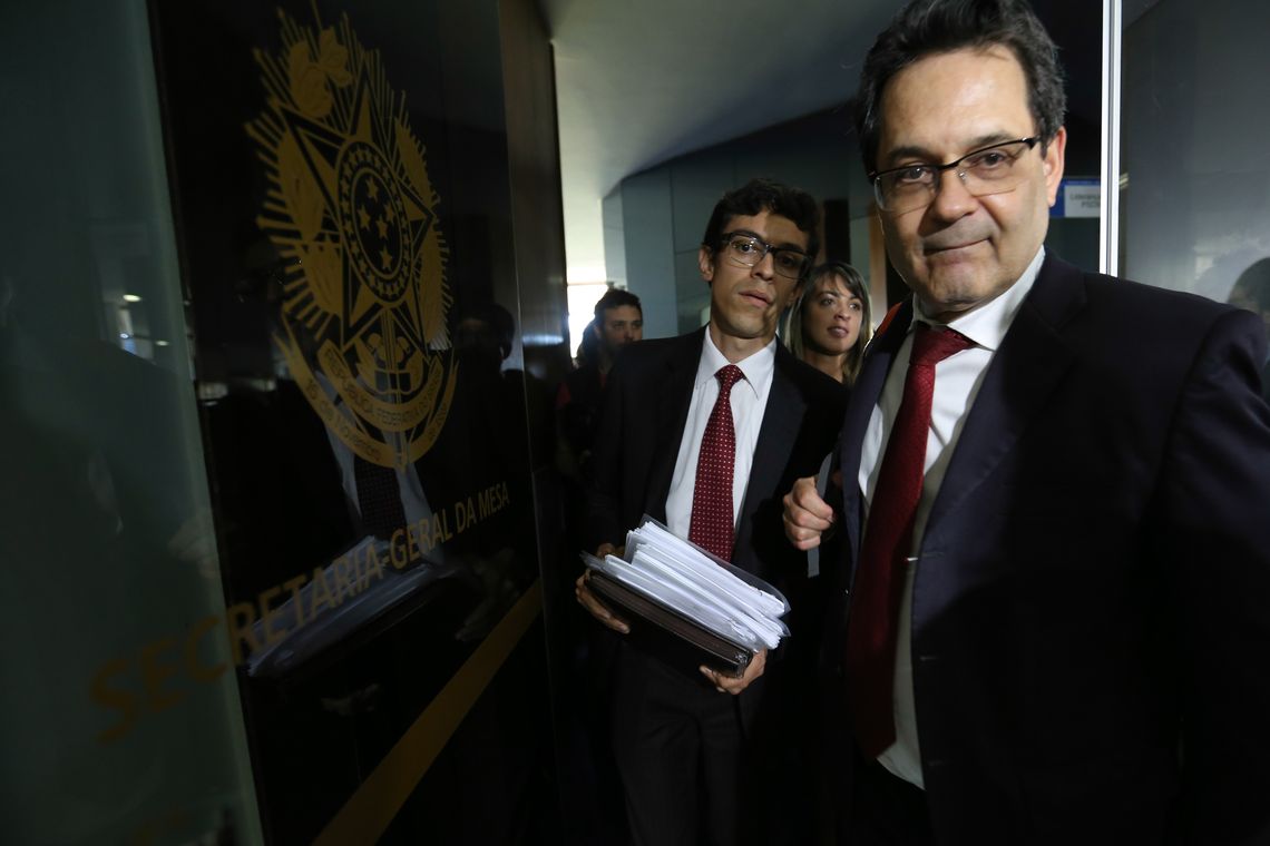 Fabio Rodrigues Pozzebom/Agência Brasil Brasília - Jurista Marcelo Neves ao protocolar na Secretaria Geral da Mesa do Senado, pedido de impeachment do ministro Gilmar Mendes por crime de responsabilidade (Fabio Rodrigues Pozzebom/Agência Brasil)