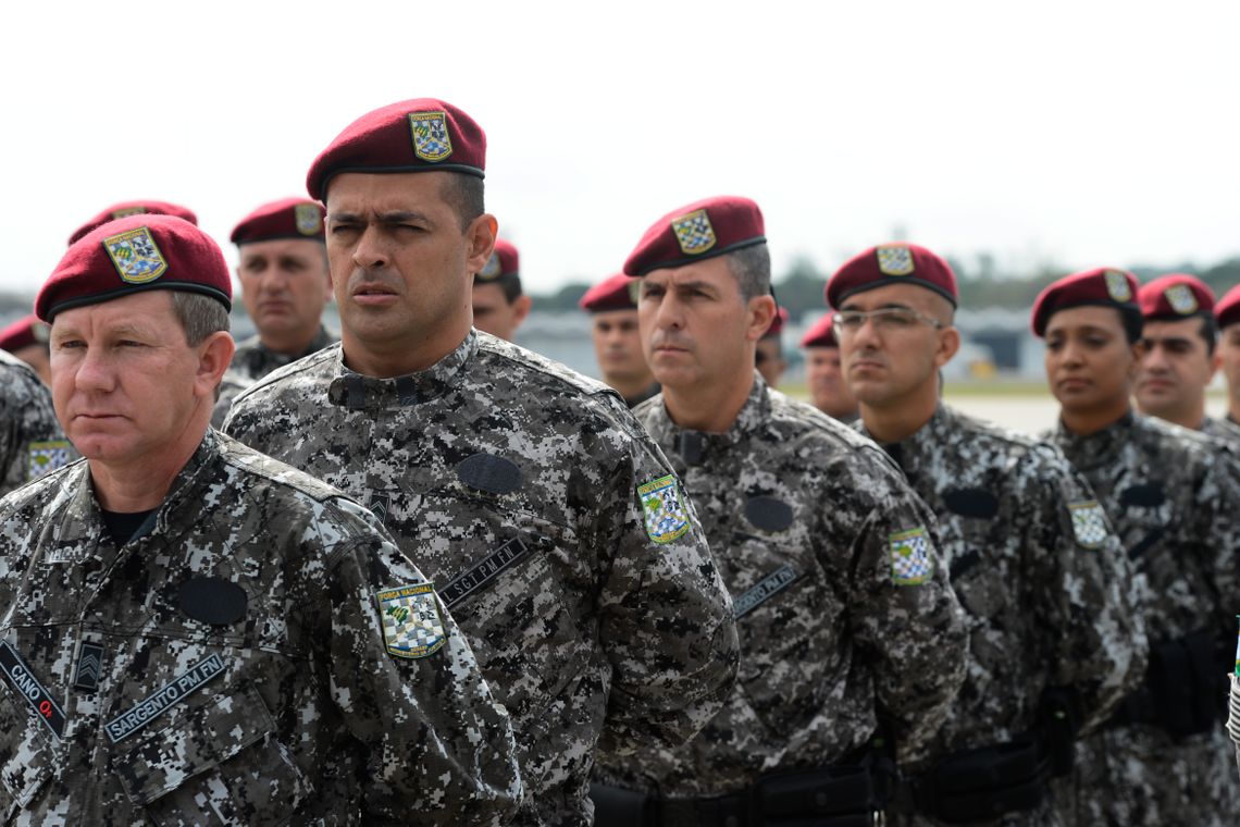  Rio de Janeiro - Militares da Força Nacional, que vão reforçar segurança dos Jogos Olímpicos, desembarcam na Base Aérea do Galeão, recepcionados pelo ministro da Justiça e Cidadania, Alexandre de Moraes  (Tomaz Silva/Agência Brasil)