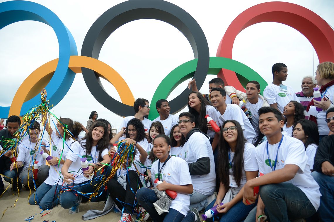 Tomaz Silva/Agência Brasil Rio de Janeiro - Estudantes, professores do Projeto Transforma e autoridades participam da inauguração da escultura dos aros olímpicos em Copacabana (Tomaz Silva/Agência Brasil)
