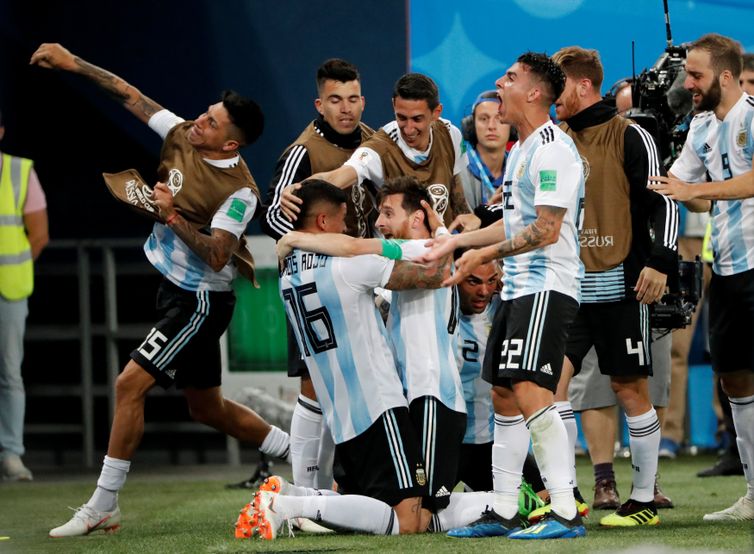 Copa 2018: Argentina e NigÃ©ria. Lionel Messi e companheiros, da Argentina, comemoram o segundo gol da equipe.