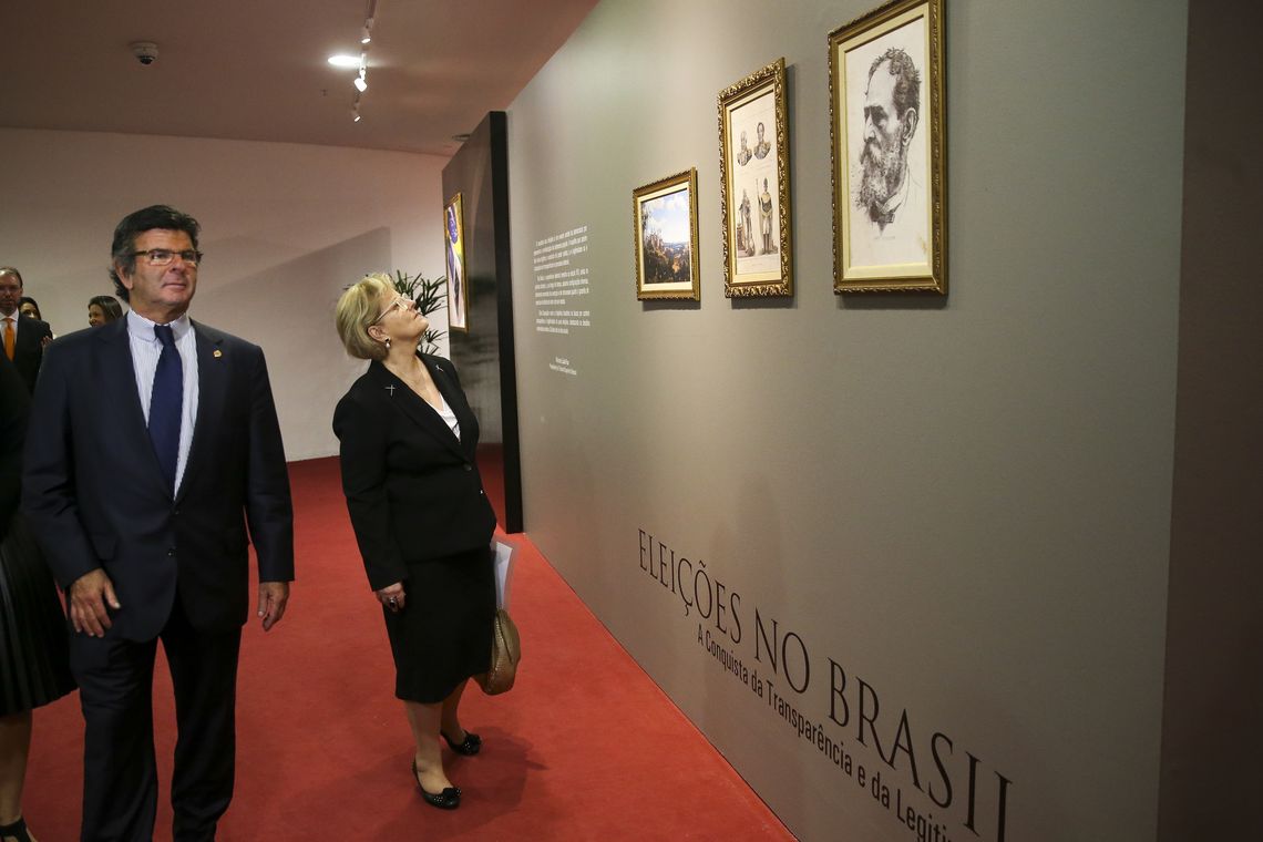 Marcelo Camargo/Agência Brasil O presidente do Tribunal Superior Eleitoral (TSE), Luiz Fux, e a vice-presidente do TSE, Rosa Weber, visitam a exposição