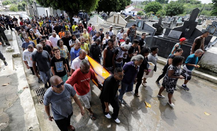 Pessoas carregam o caixão com o corpo do músico Evaldo Rosa dos Santos, que foi morto durante uma operação militar.
