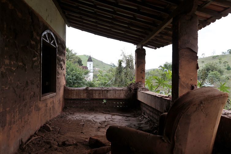 Distrito de Barra Longa. A comunidade foi parcialmente encoberta pela lama que chegou pelo rio Gualaxo do Norte.Na foto, casas atingidas pela lama.