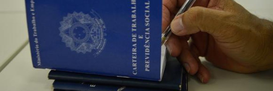 Carteira de trabalho assinada Pnad Contínua mostra taxa de desemprego estável no terceiro trimestre