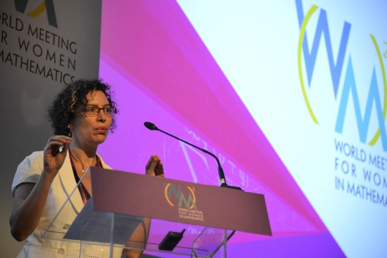 Carolina Araújo, pesquisadora do Impa e organizadora do Encontro Encontro Mundial para Mulheres em Matemática (WM)², durante o evento no Riocentro.