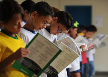 Alunos da Escola Classe da 206 Sul aprendem sobre a importância de cuidar bem dos livros didáticos, que nos anos seguintes deverão ser usados por outros estudantes.