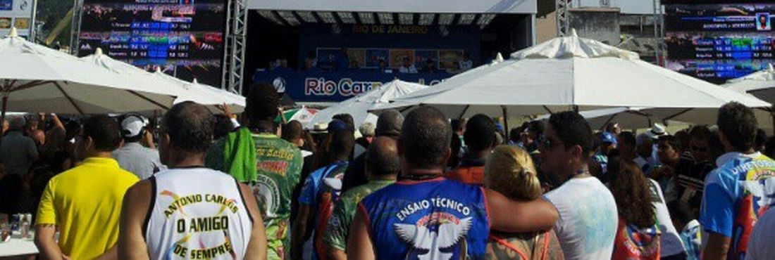 Apuração na Sapucaí Diretoria das escolas do Grupo Especial se reunem em frente à bancada dos jurados