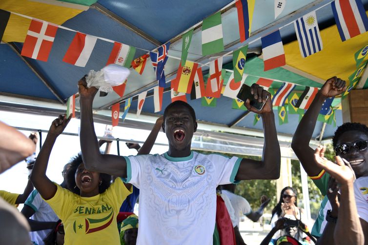  Senegaleses se reÃºnem na praia de Copacabana para torcer por sua seleÃ§Ã£o na partida entre Senegal e JapÃ£o, Copa do Mundo na RÃºssia.